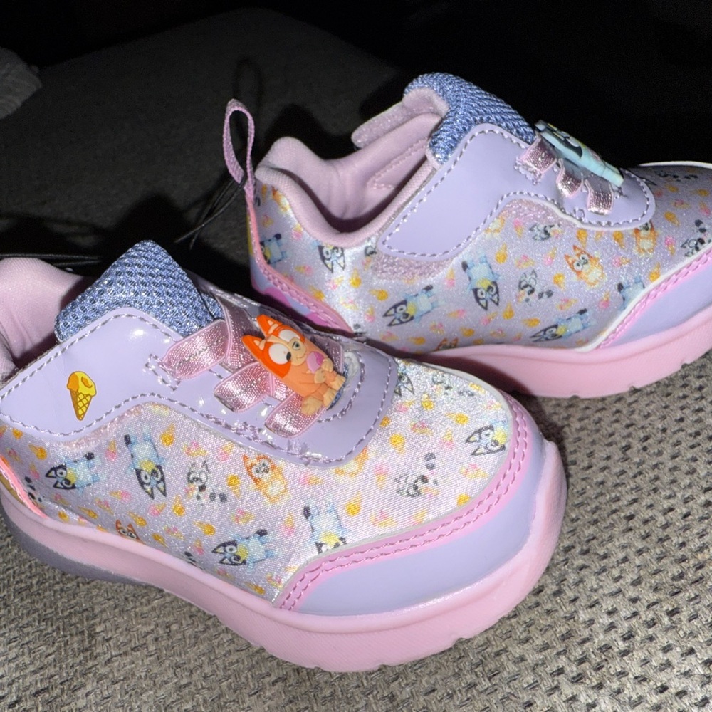 BNWT- Bluey light up shoes